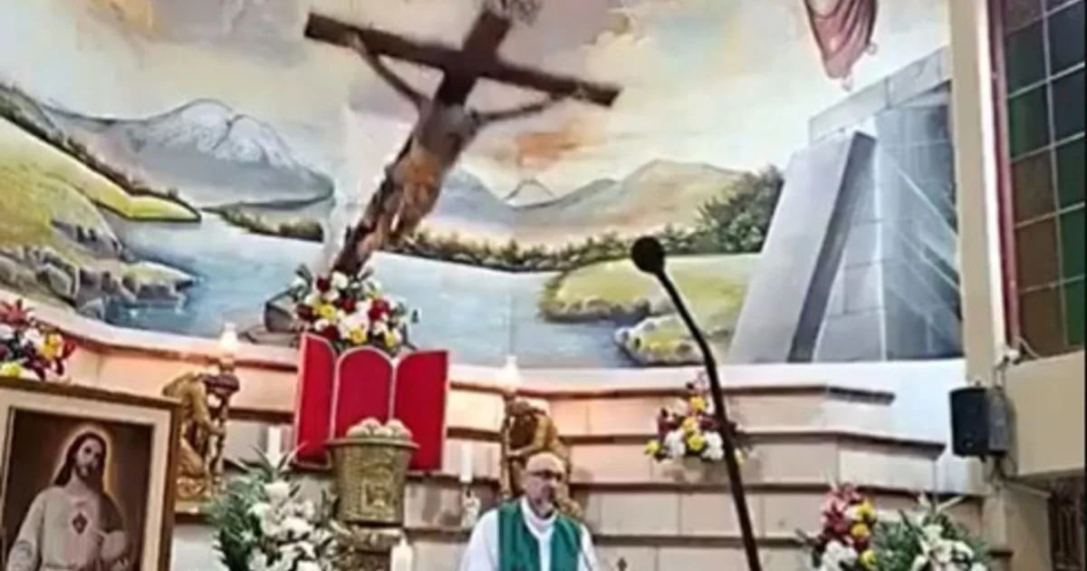 Un sacerdote murió aplastado por una cruz que le cayó encima mientras daba misa
