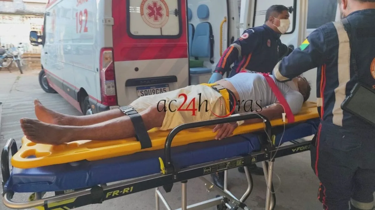 Homem adormece enquanto pilotava moto e bate em carro em Rio Branco