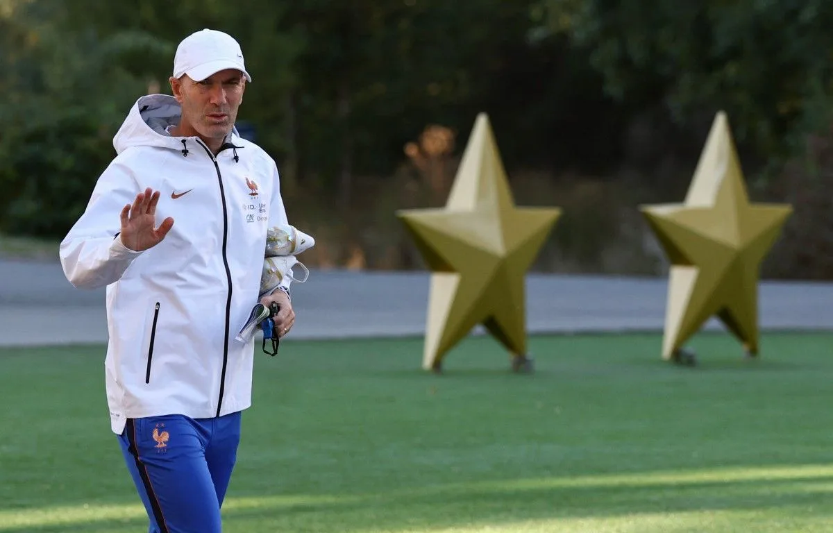 Equipe de France : « C’était notre héros »… Zinédine Zidane, un sélectionneur à l’aura incomparable