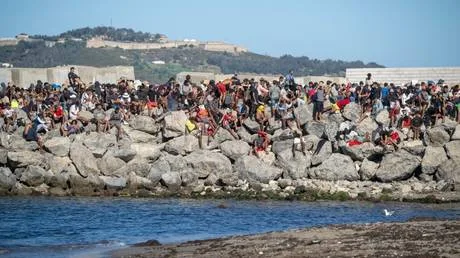 Spanish region demands answers after migrants land on crowded beach (VIDEOS)