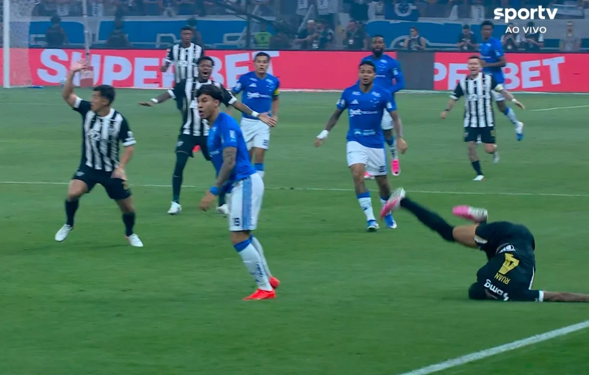 Ruan é levantado por Kaio Jorge, bate cabeça e é substituído em protocolo de concussão; veja cena