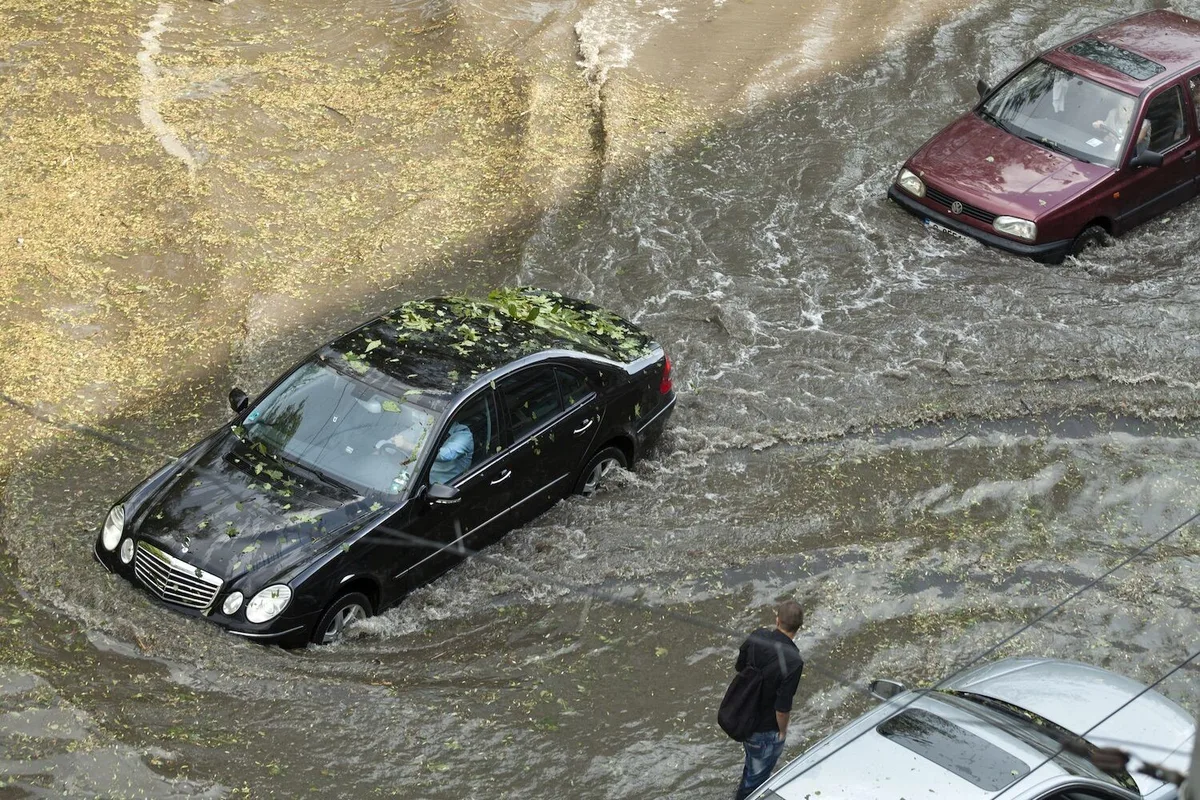 Conduzir por zonas inundadas é a principal causa de morte durante cheias. Eis como pode acontecer