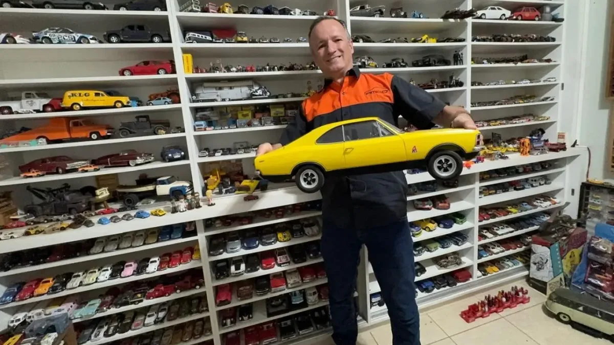 Aos 50, goiano reencontra a infância com coleção de 1,8 mil carros em miniatura