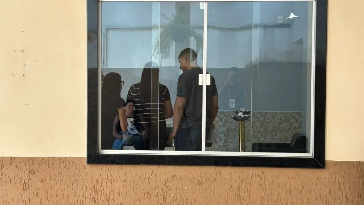 Corpo de Ayres Rocha chega à capela de funerária em Rio Branco