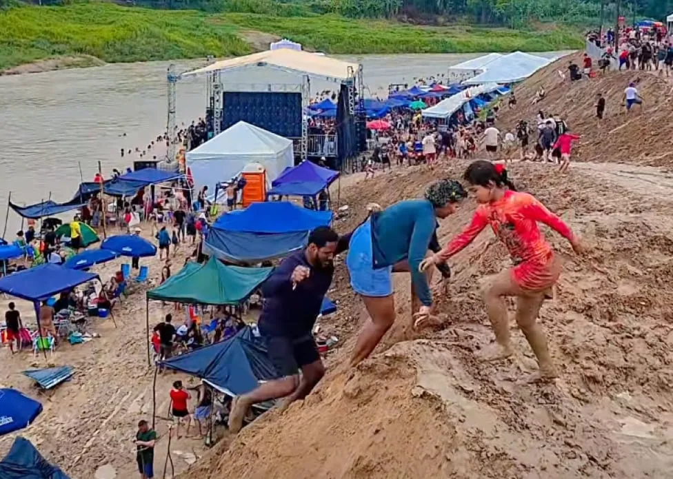 Chuva faz festival ser tomado por lama no interior do Acre