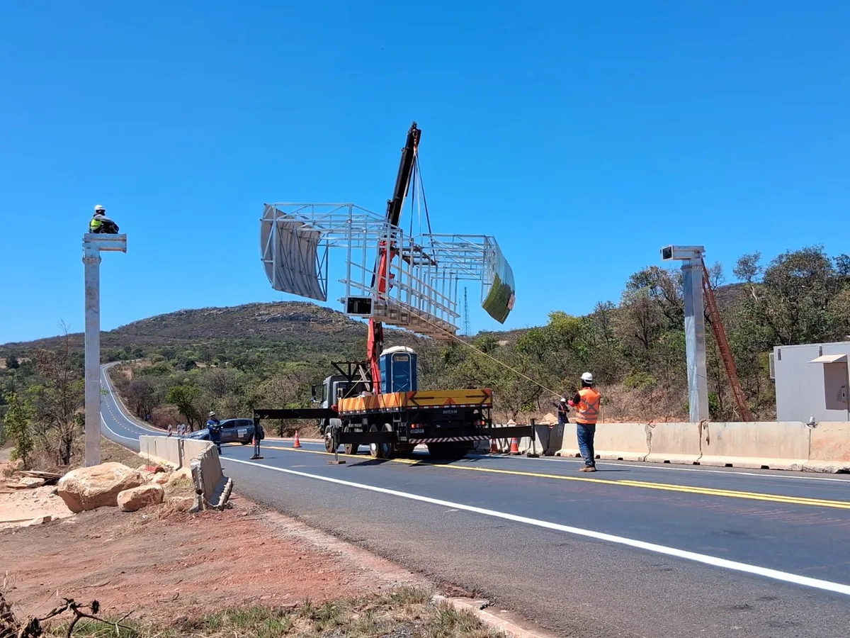 Trânsito na BR-116 será interditado para içamento de pórtico de pedágio