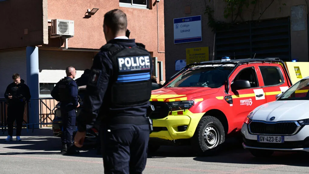 Após ataque em escola na França, polícia prende outro adolescente e investiga comunidades virtuais