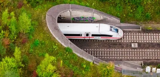 Deutsche Bahn: ICE-Tür öffnet sich während der Fahrt