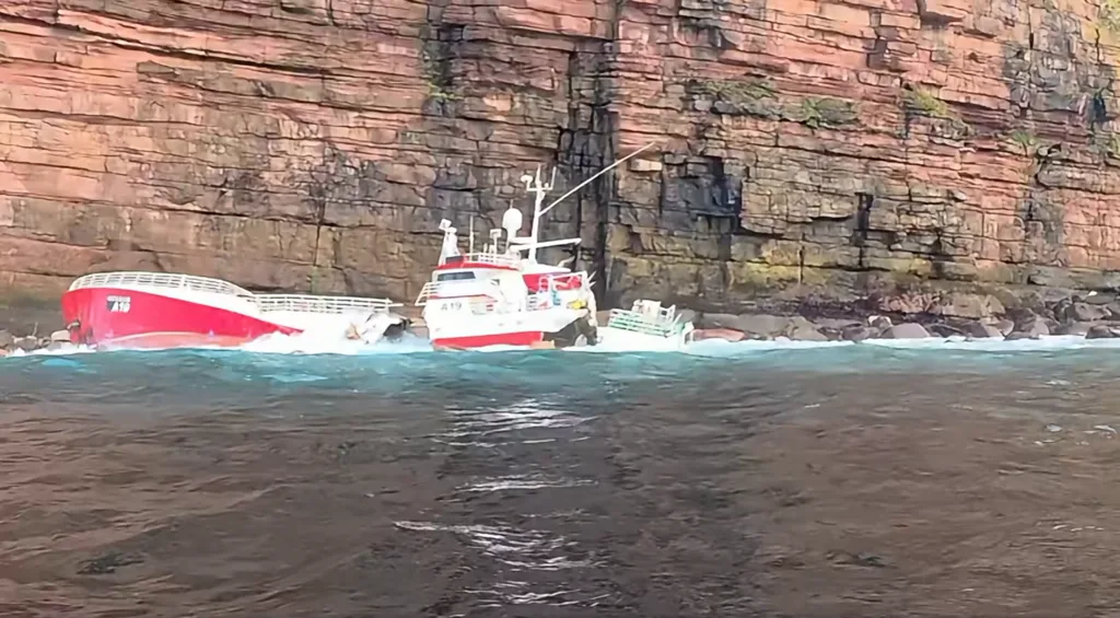 El barco pesquero gallego "Génesis" se parte en tres tras pasar días encallado en las islas del norte de Escocia