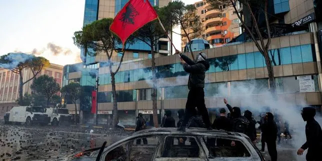 En Albanie, les manifestants protestent un cinquième jour d’affilée pour exiger la démission du premier ministre