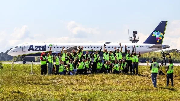 Evento com apaixonados por aviação no principal aeroporto do Paraná teve até pedido de casamento na pista