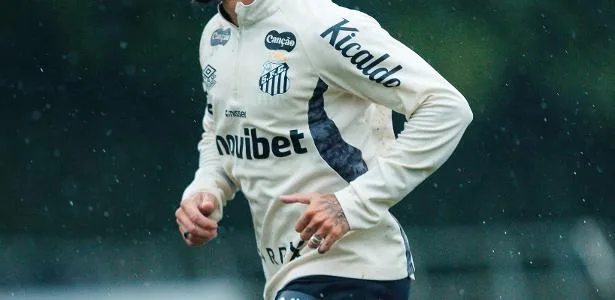 Coutinho treina durante folga geral e Santos sonha com estreia em clássico