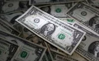 Dólar varia na abertura com julgamento de Moraes e eleições no radar