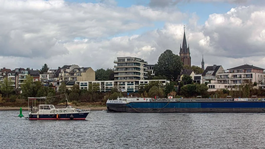 Niedrigwasser: Rheinpegel steigt nach Regen – Probleme für Schifffahrt bleiben