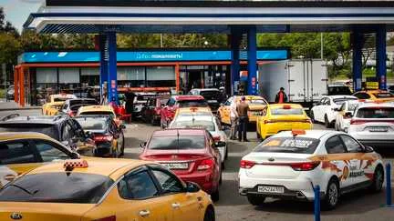 "La même chose que dans n'importe quel autre pays bombardé" : les Russes résignés face au manque de carburant