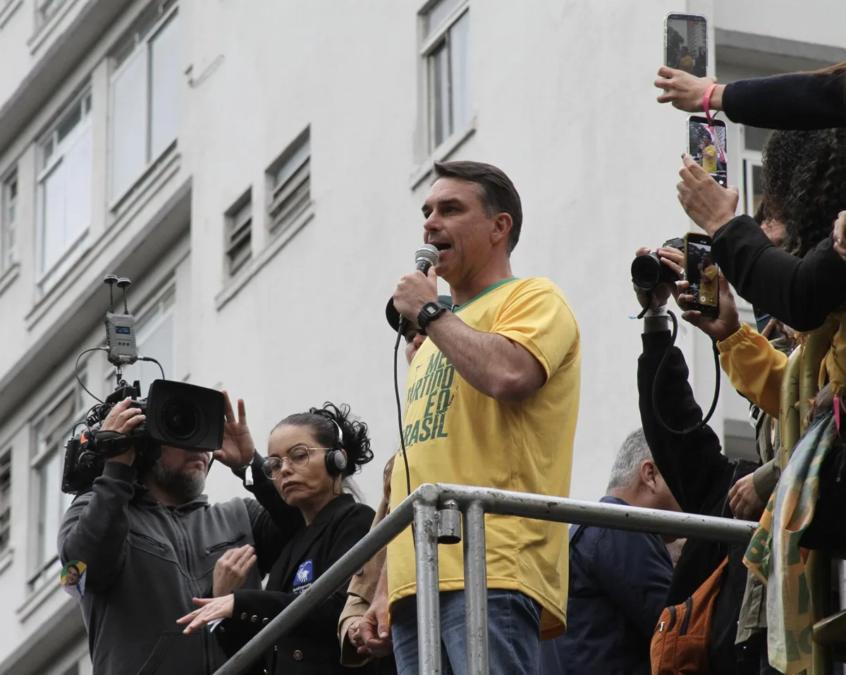 Investigan al candidato Flavio Bolsonaro por financiación irregular en el caso de la película sobre su padre