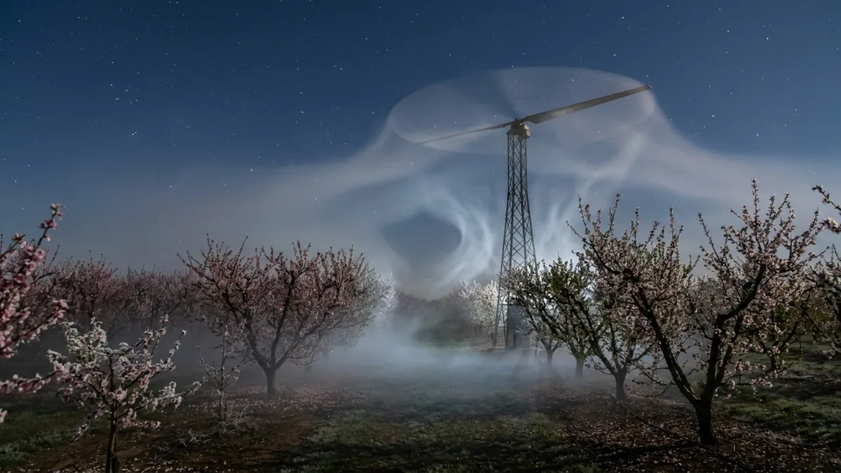 Produtores de pêssegos colocaram ventiladores com pás de 6,1 metros em torres de 10,7 metros para trazer ar mais quente até as árvores e salvar a colheita do frio, enquanto turbinas de parques eólicos provocavam um efeito semelhante à noite