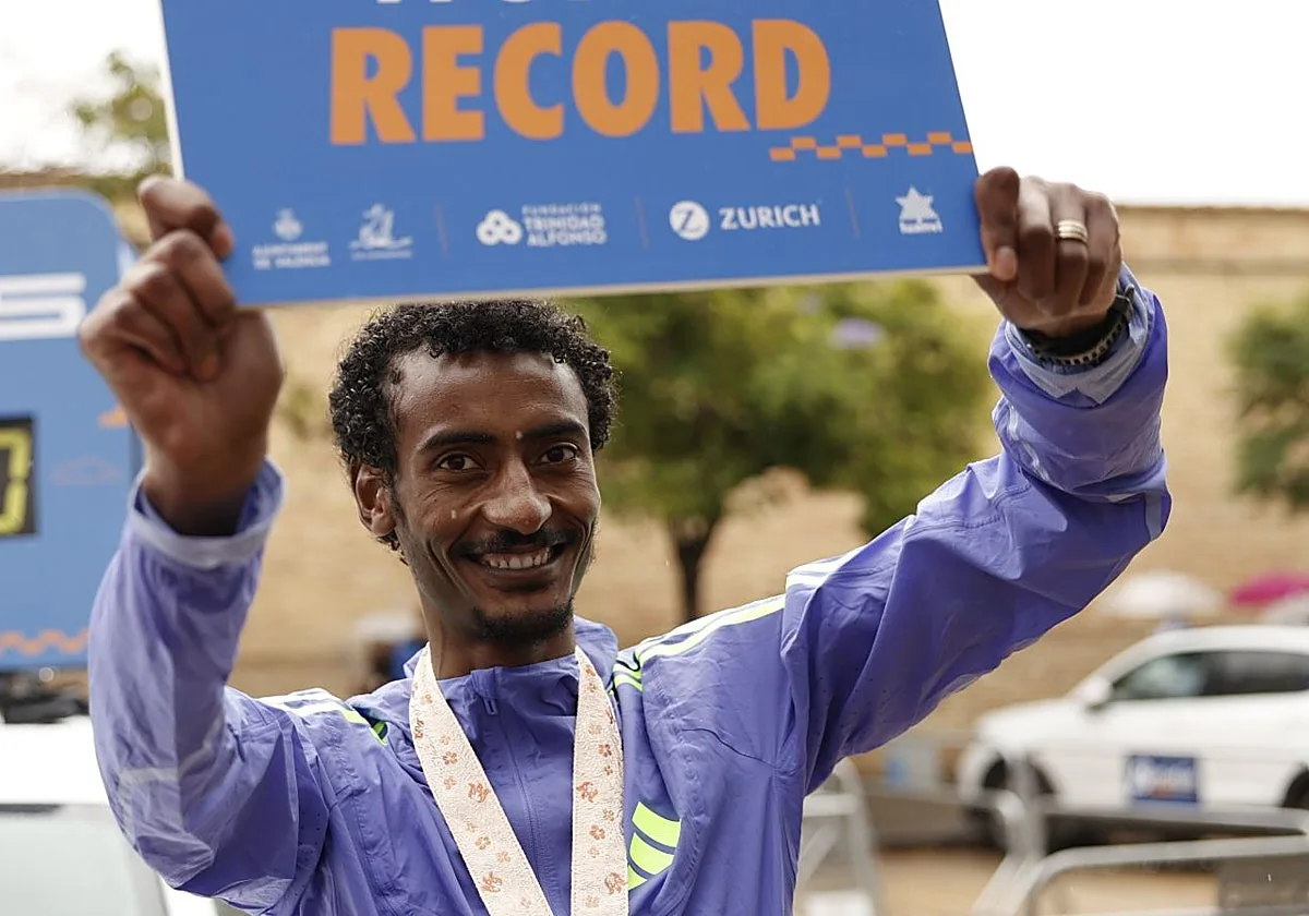 El etíope Kejelcha firma un nuevo récord del mundo en la media maratón