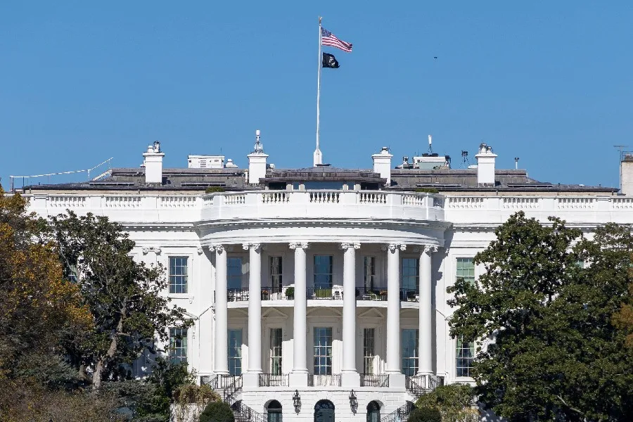 Governo Trump descumpre decisão judicial e volta a barrar jornalistas na Casa Branca