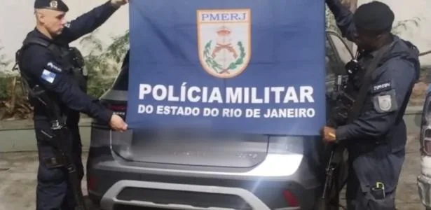 Menina de 3 anos é achada em carro abandonado após assalto no Rio