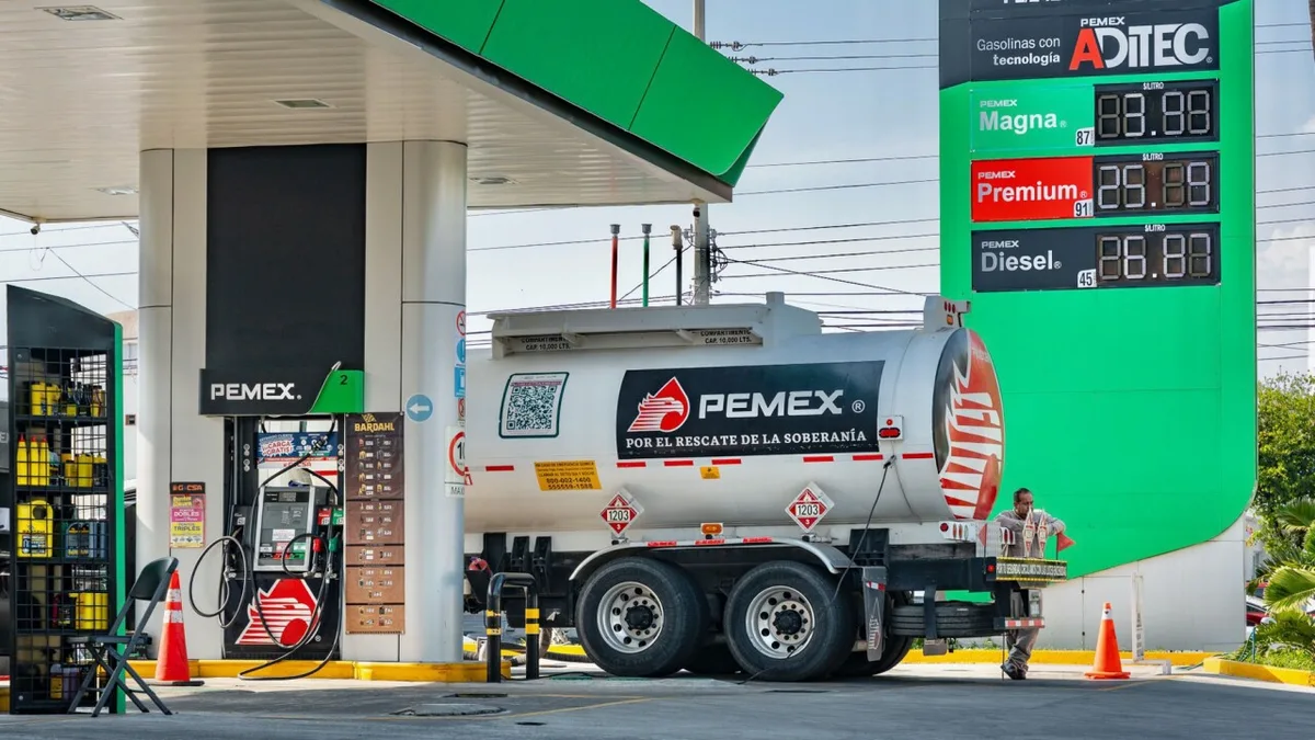 La gasolina no subirá de 24 pesos por seis meses más tras acuerdo del gobierno con gasolineros