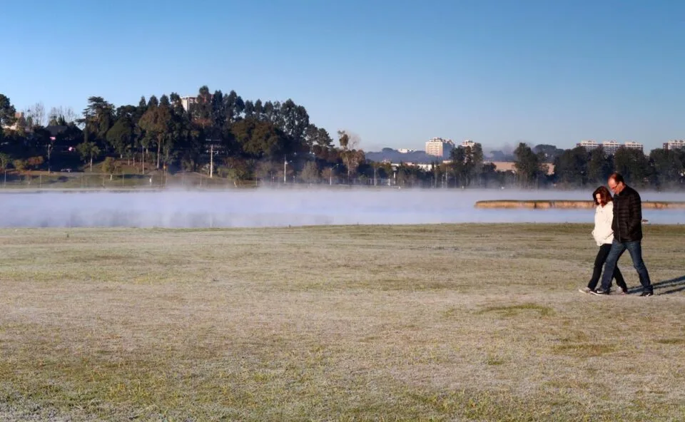 Chuvas e temporais perdem força no Paraná, mas frio chega com tudo e temperaturas despencam em Curitiba