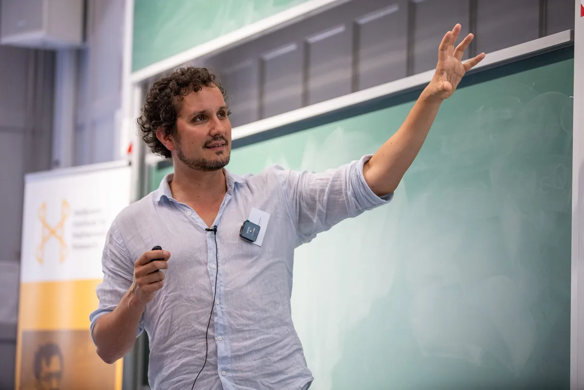 "L’IA viendra à bout de problèmes mathématiques irrésolus" : les explications limpides de François Charles (Normale Sup)