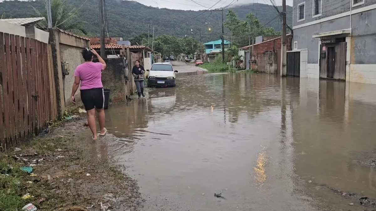 Chuva provoca alagamentos e invade casas em Maricá: 'Está tudo debaixo d'água', diz moradora