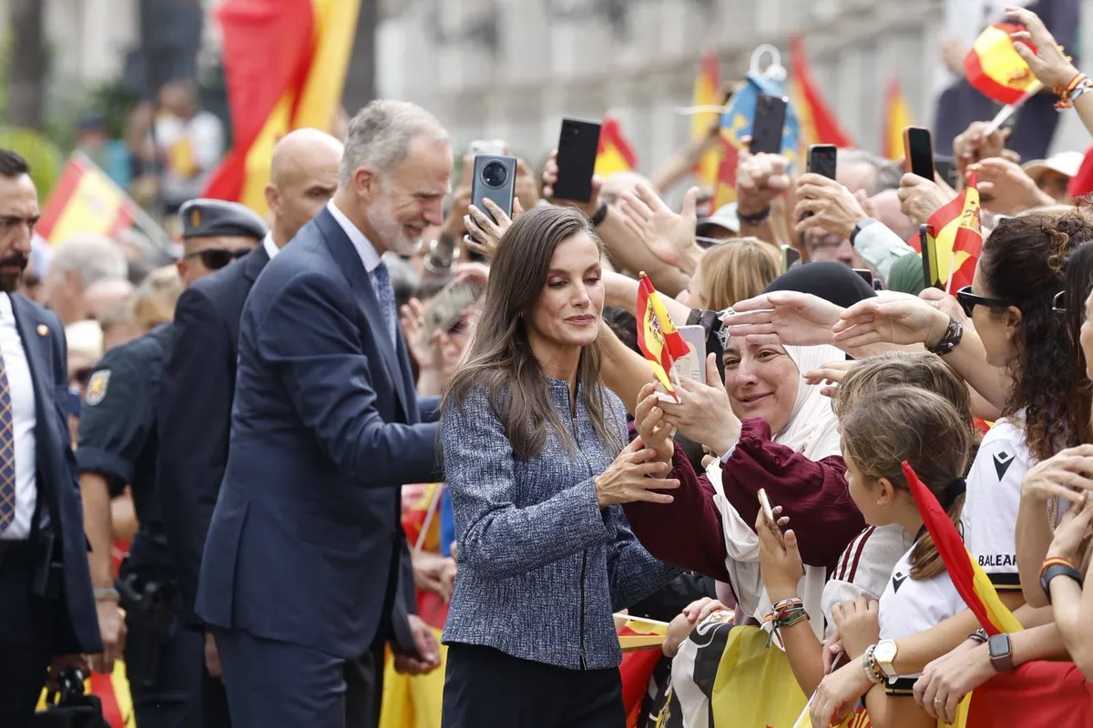 "El Rey viene a una parte de España": miles de ceutíes se vuelcan en recibir a Felipe VI y Letizia