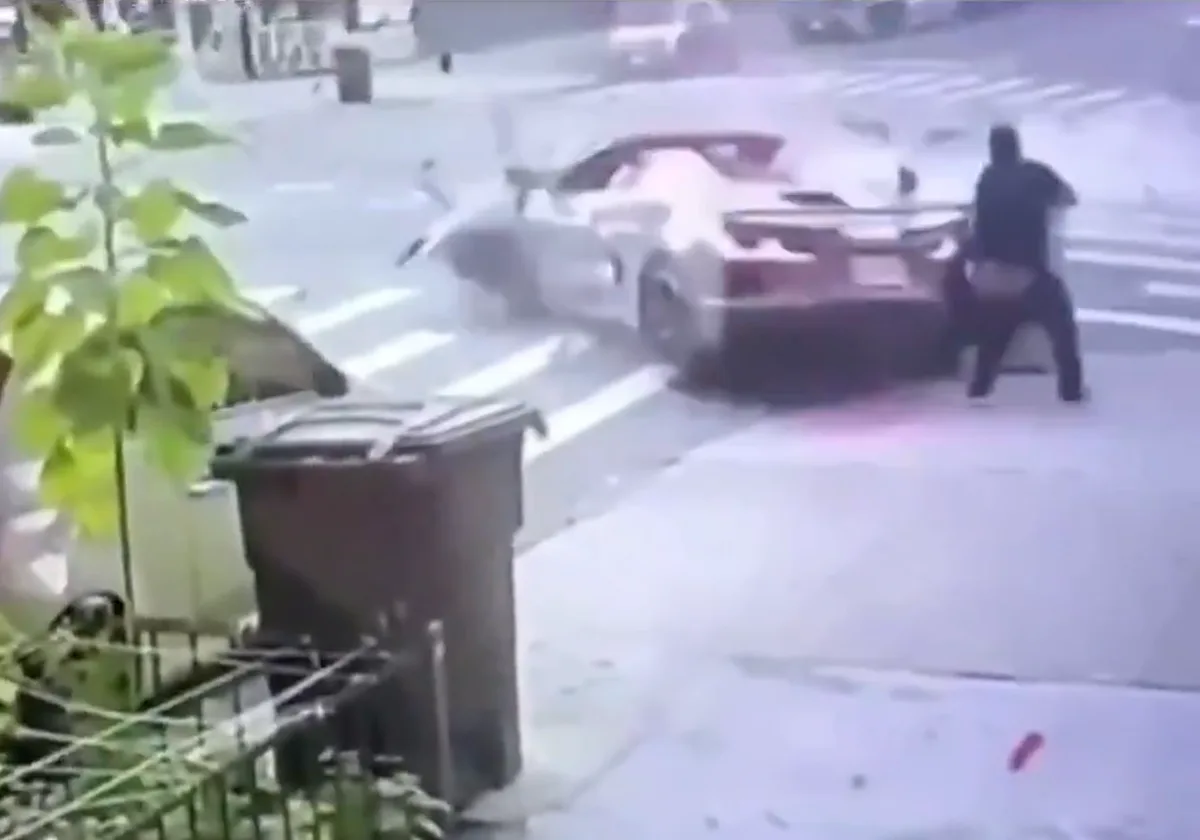 Un violento accidente de tráfico entre coches de alta gama en Nueva York envía a tres personas al hospital