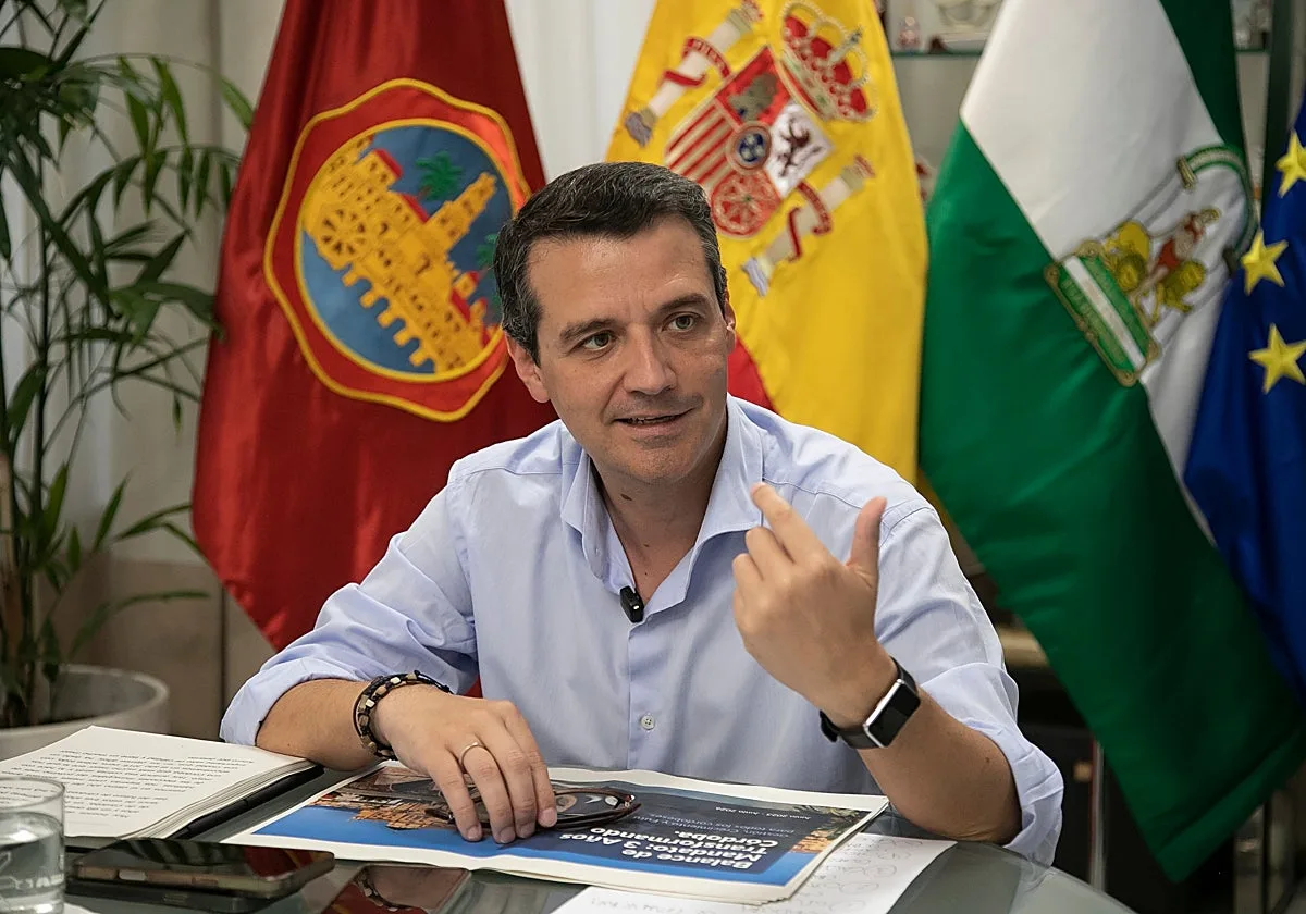 Bellido avanza un presupuesto con «crecimiento moderado» para el Ayuntamiento de Córdoba en 2027