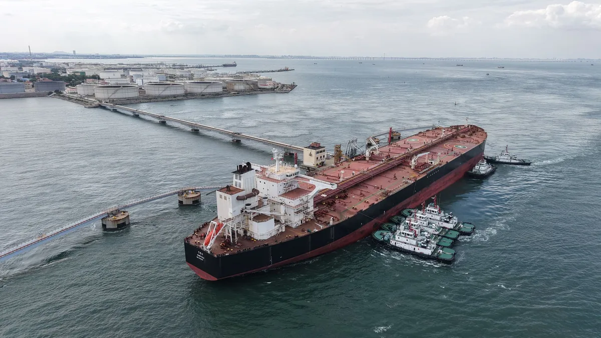 524.000 dollars la journée: les tarifs des pétroliers flambent dans le détroit d’Ormuz et font la fortune des armateurs