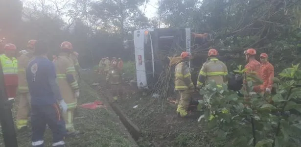 Ônibus tomba em Petrópolis (RJ) e deixa ao menos oito pessoas mortas