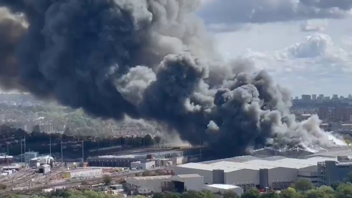 Großbrand bei Wembley - Riesige Rauchwolke zieht über London