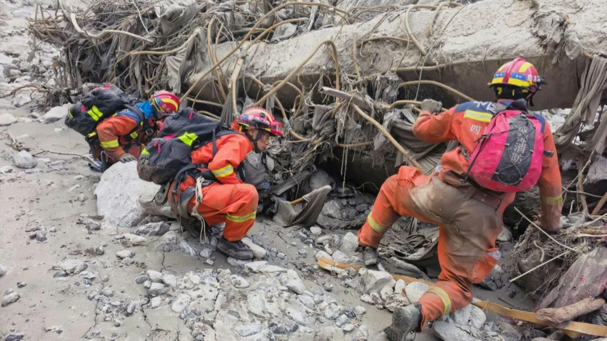 Bereits mehr als 600 Tote nach Sturzflut im Himalaya - Rettungskräfte kämpfen sich durch Schlamm