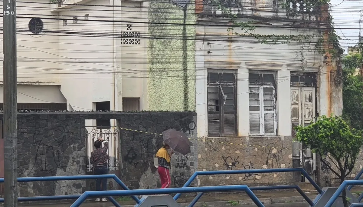 Casa antiga é destruída por incêndio em Campos, no RJ