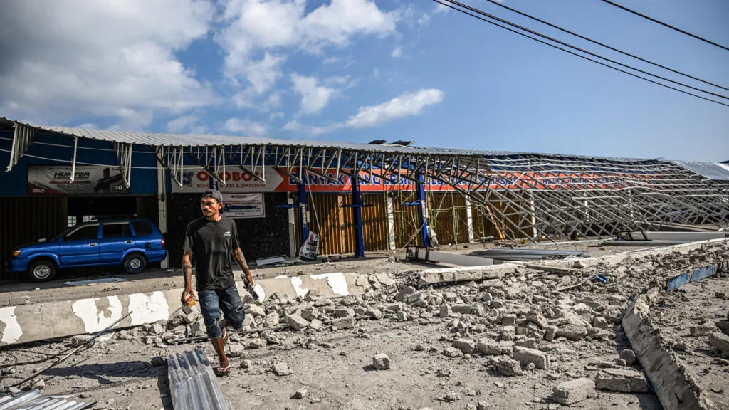 Indonésia decreta 2 semanas de estado de emergência após terremoto que deixou milhares de desalojados