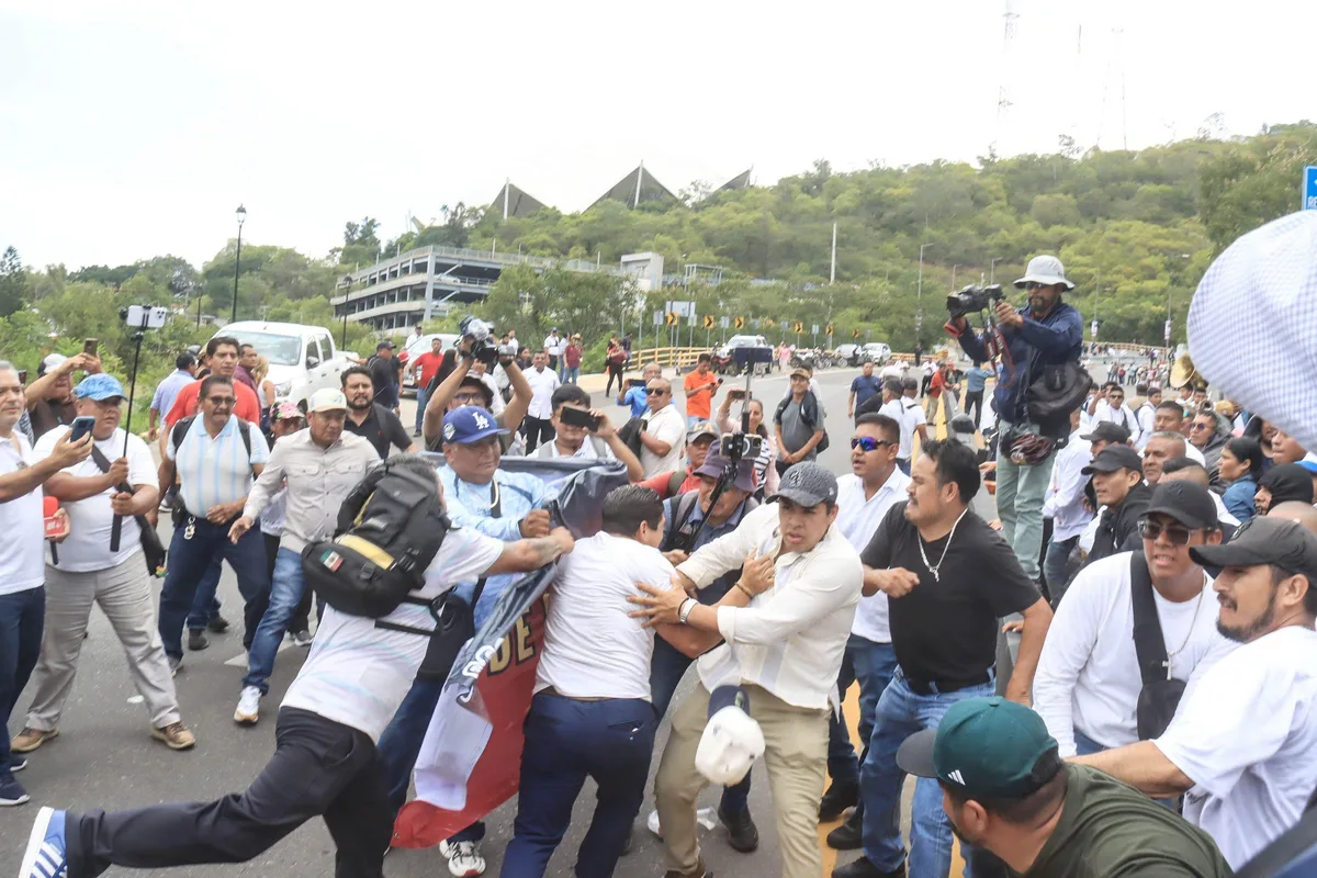 Gobierno de Oaxaca se deslinda de ‘grupo de choque’ que enfrentó al SNTE durante visita de Sheinbaum
