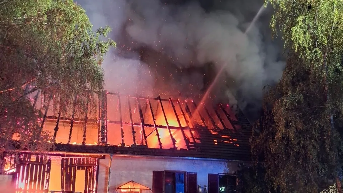 Brände: Haus komplett in Flammen - 200.000 Euro Schaden
