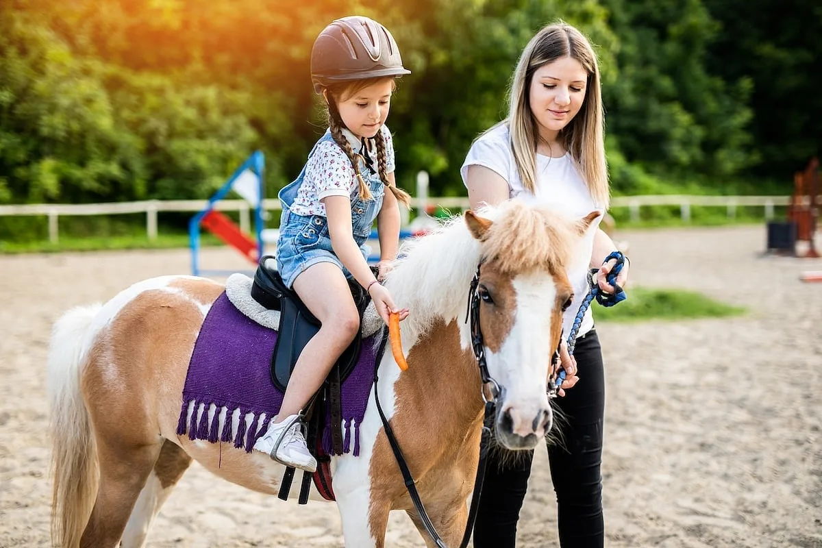 Montar a caballo reduce la hiperactividad en niños con autismo, según estudio
