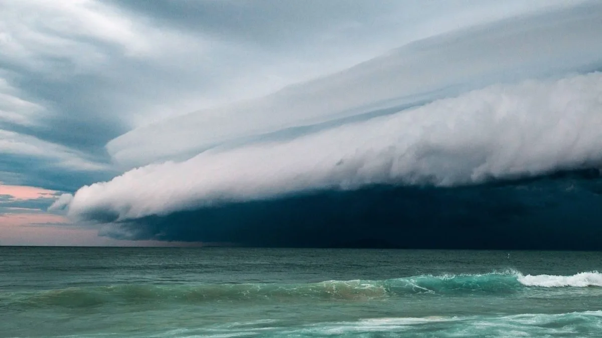 Ciclone reforça temporais, coloca 4 regiões sob alerta para até 100 mm de chuva e ventos de 100 km/h e favorece a 1ª ZCAS da temporada nesta sexta (16)
