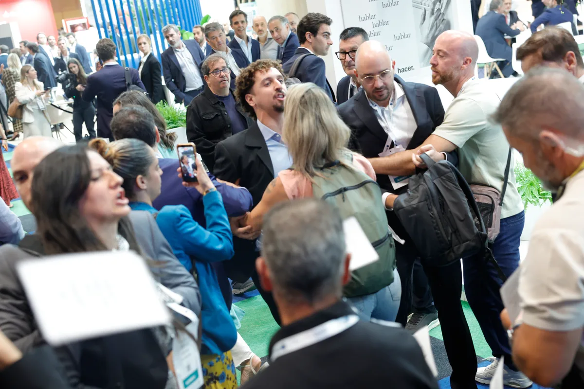 Activistas irrumpen en la inauguración del salón inmobiliario The District y lanzan proclamas y bombas fétidas durante la visita de Ayuso