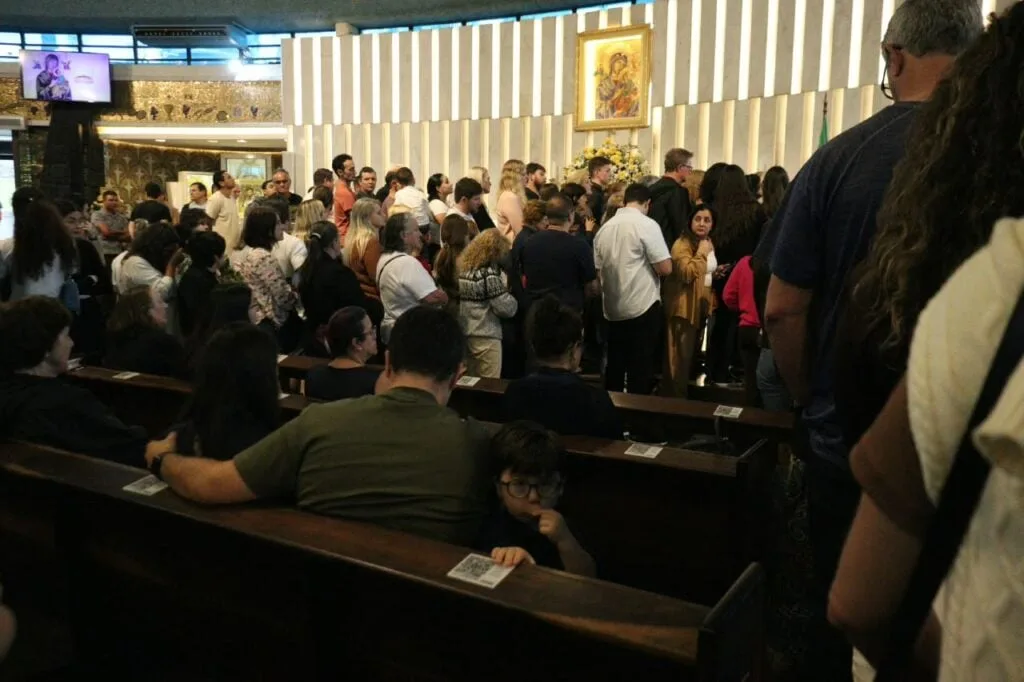Fiéis lotam santuário de Curitiba para ver imagem peregrina de Nossa Senhora Aparecida