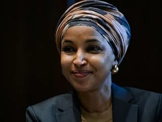 États-Unis : qui est Ilhan Omar, députée du Minnesota perquisitionnée lors d’une enquête sur sa nationalité américaine ?