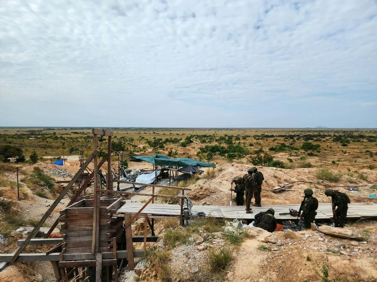 Exército apreende geradores, britadeiras e outros equipamentos usados em garimpo na Raposa Serra do Sol