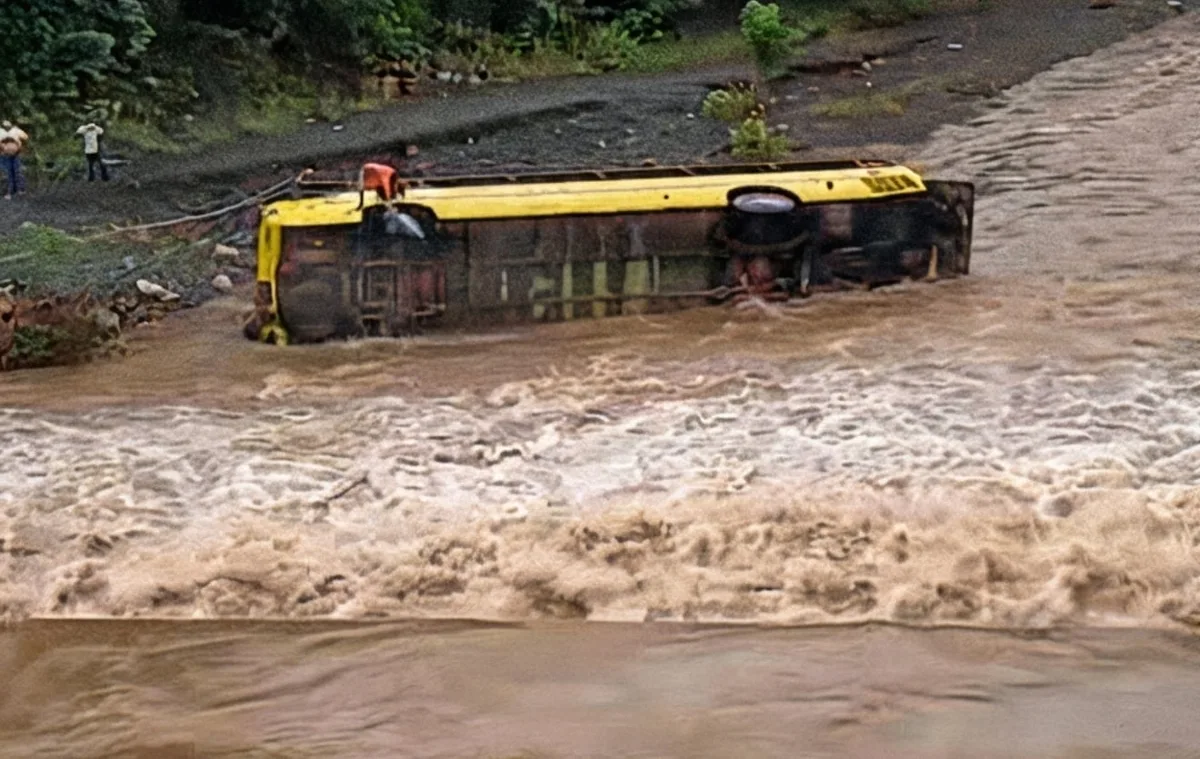 Momentos de terror en Guatemala, luego que un bus fuera arrastrado por una correntada con 20 pasajeros a bordo