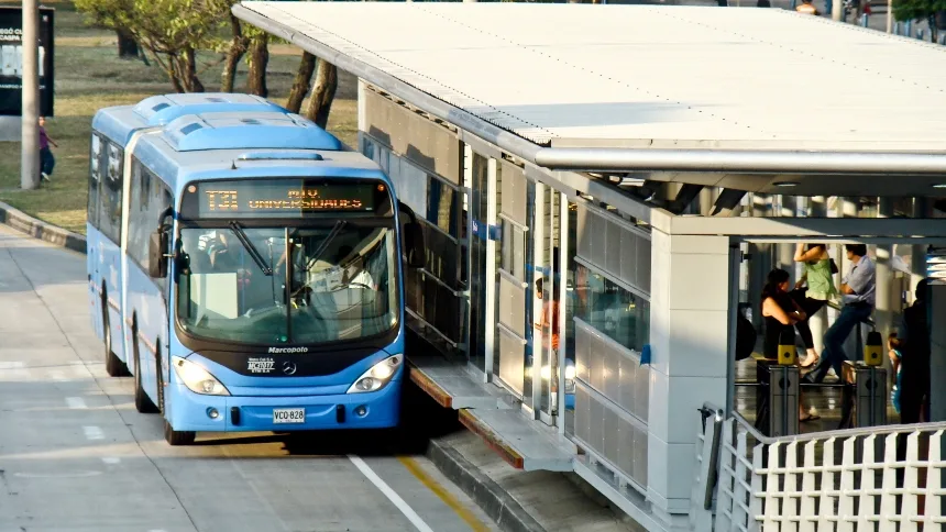 Terrorífico hallazgo: Vieron una mano colgando de un autobús en movimiento y lo que descubrieron cambió todo