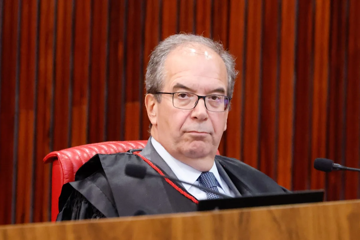 Corregedor do TSE suspende preliminarmente decisão de Nunes Marques e libera canal 'Exército do Lula'; decisão final será do plenário