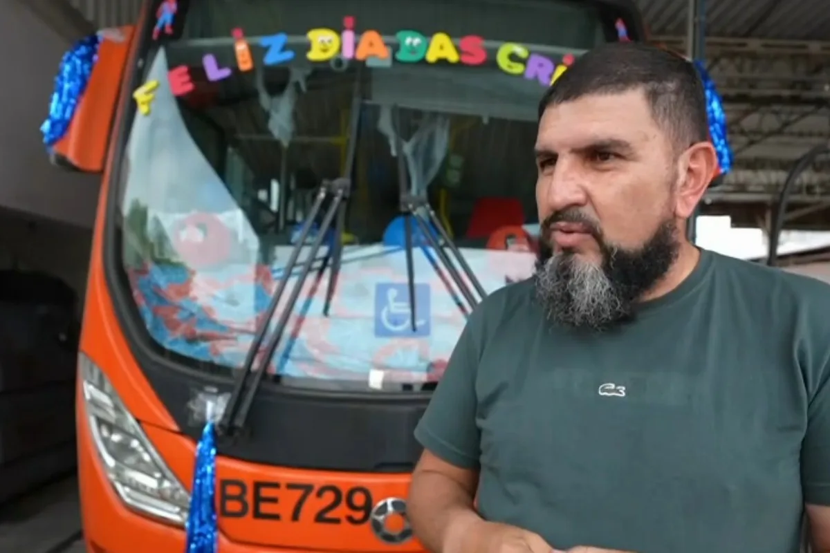 Há 12 anos, motorista de ônibus de Curitiba distribui brinquedos de graça no Dia das Crianças, dentro do coletivo: 'Uma satisfação'