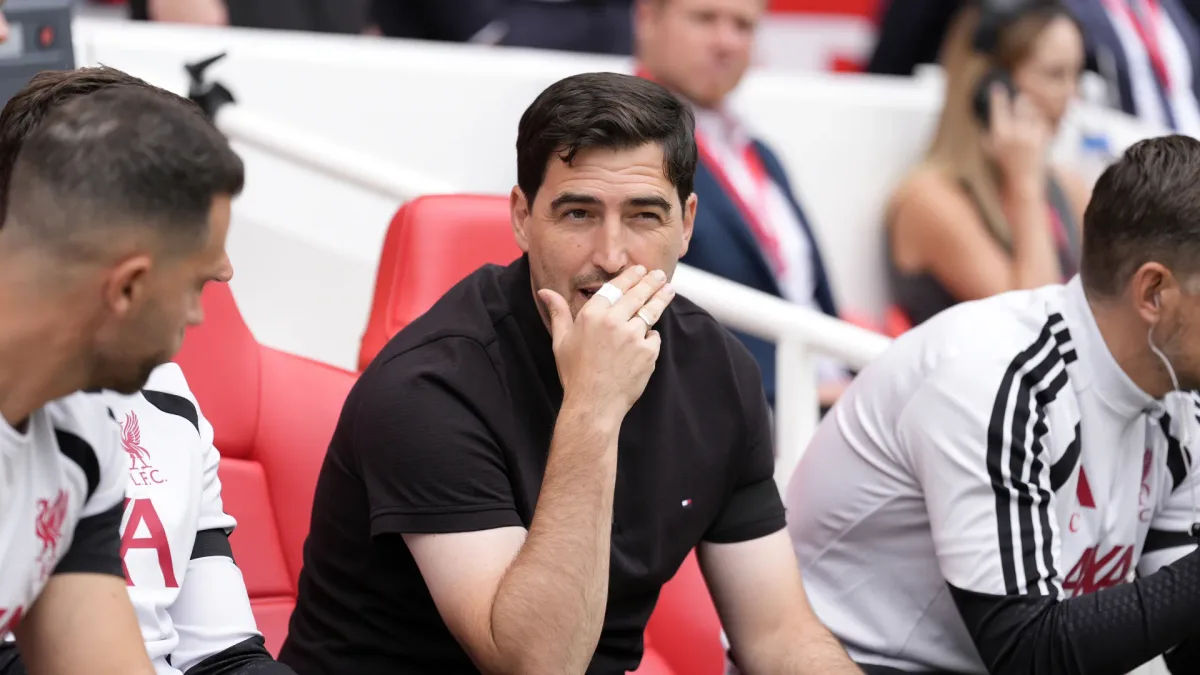 Liverpool: Saída de meia para a Inter pode deixar Iraola sem opções antes da temporada